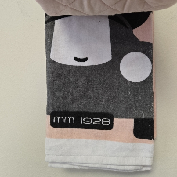 Disney Mickey Mouse and Minnie Mouse A Little Thing Called love kitchen set - Picture 3 of 7